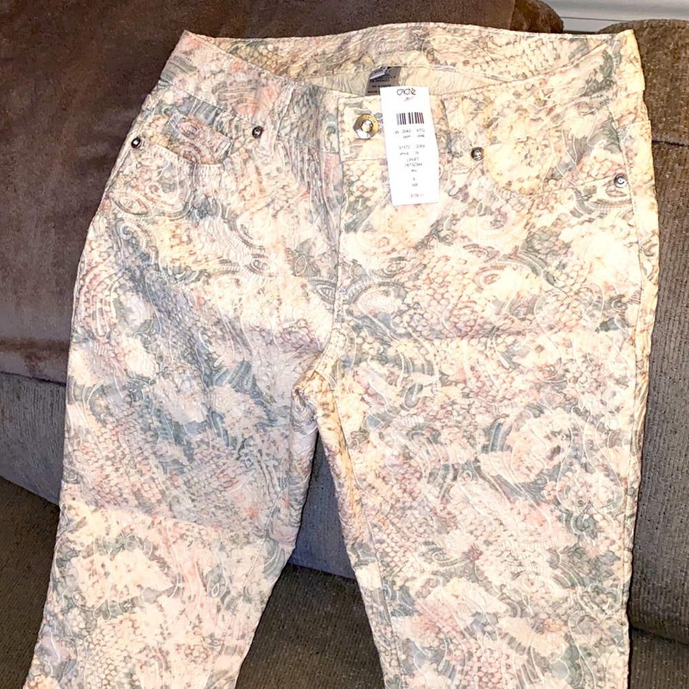 NEW CACHÈ PANTS TAG OF PURCHASE IS STILL ATTACHED SPECIFIC WASH DIRECTIONS ON TG
